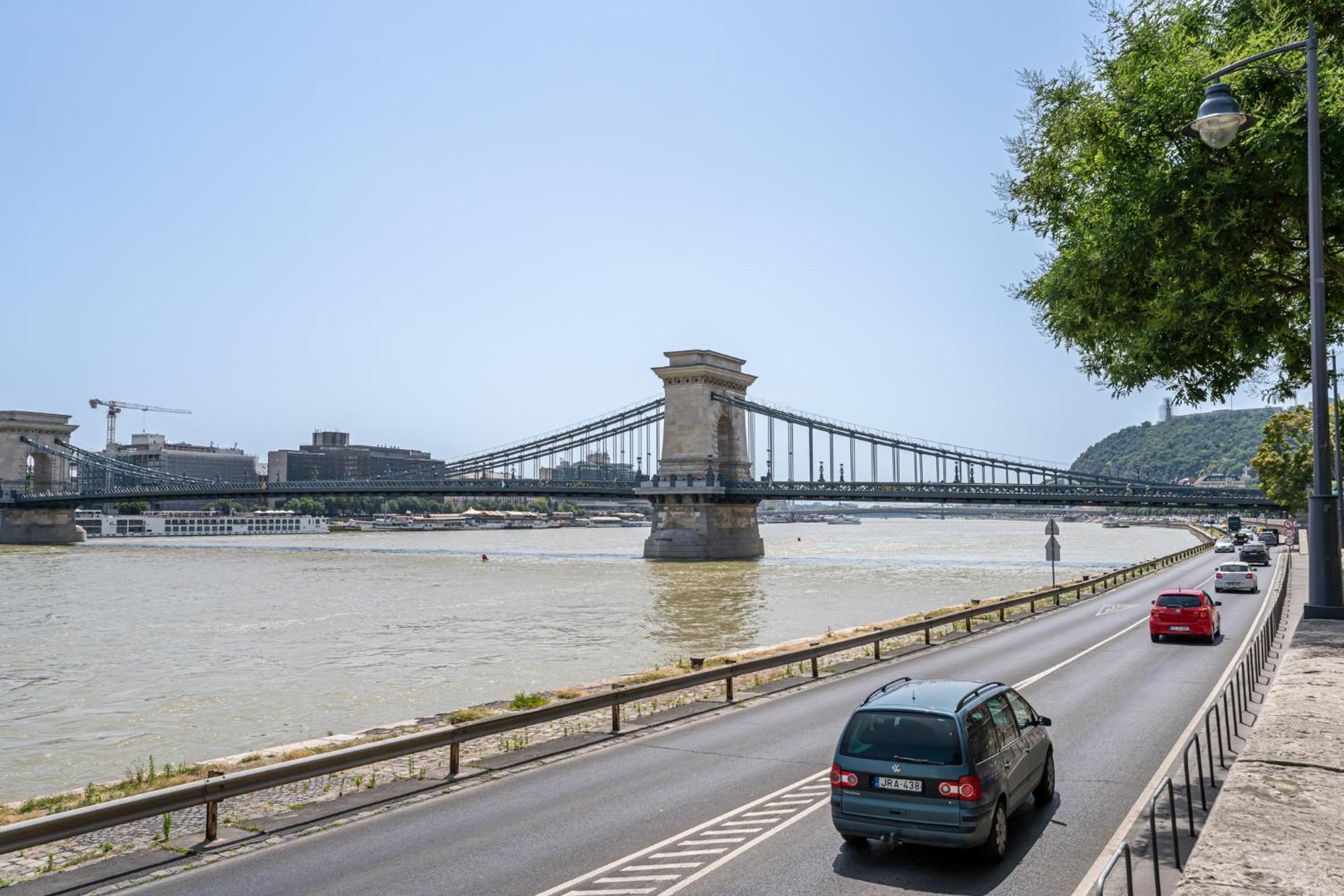 Danube Waterfront View At Chain Bridge Будапеща Екстериор снимка